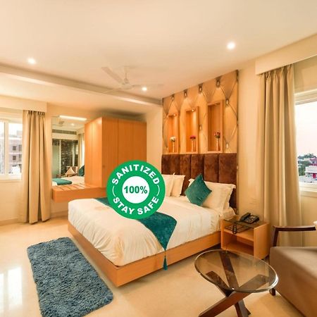 Kvr Capitol Suites Vijayawada Bagian luar foto