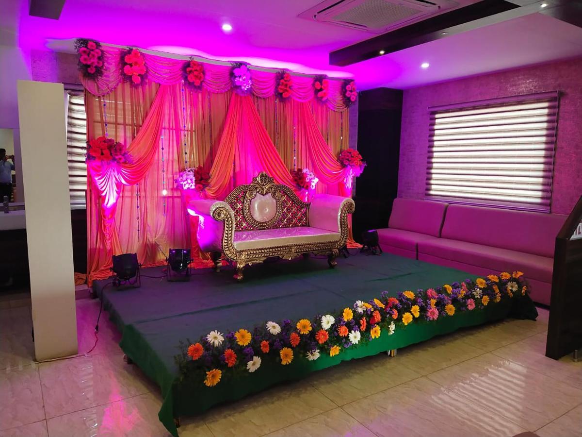 Kvr Capitol Suites Vijayawada Bagian luar foto
