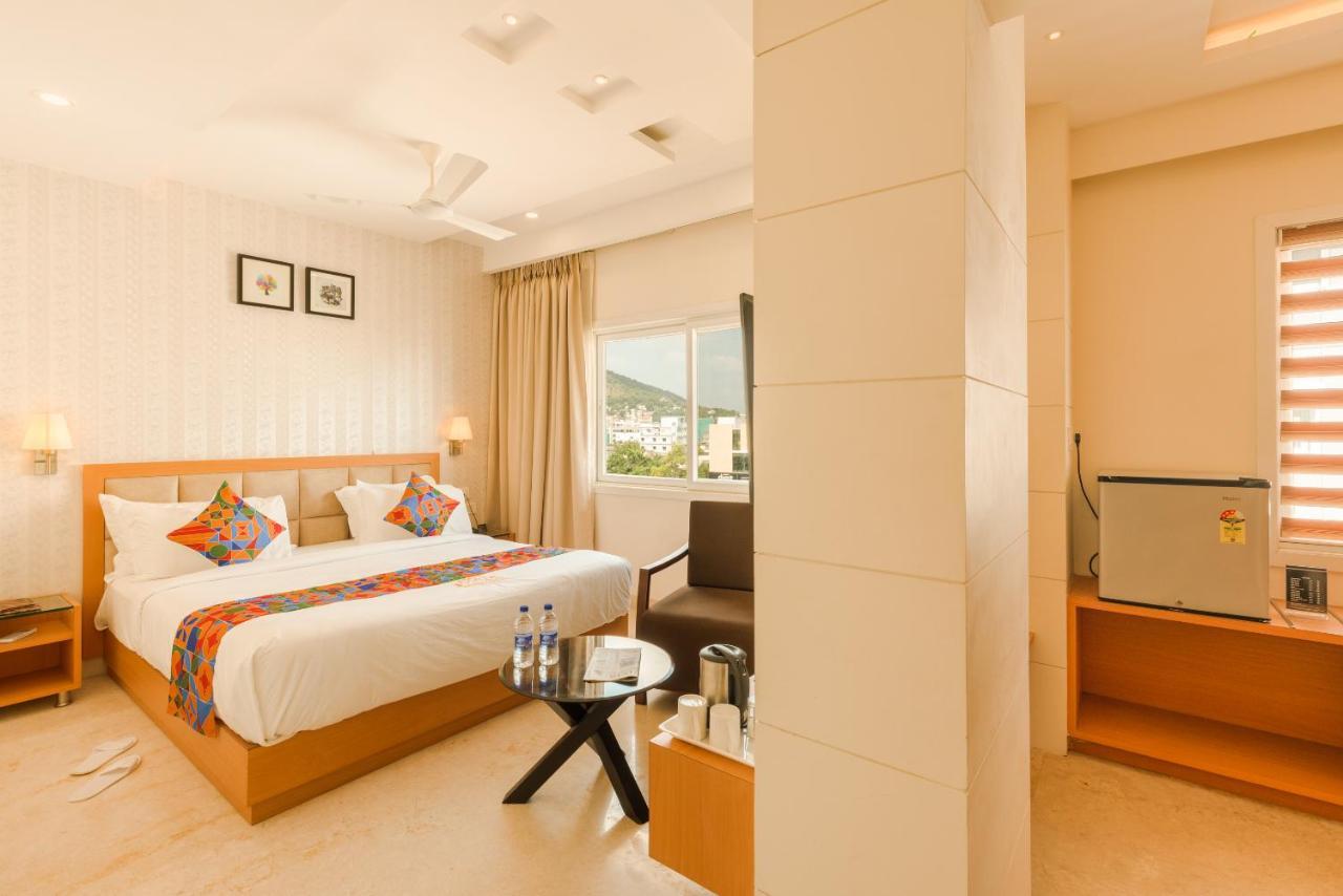 Kvr Capitol Suites Vijayawada Bagian luar foto