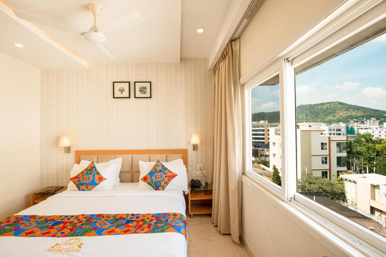 Kvr Capitol Suites Vijayawada Bagian luar foto