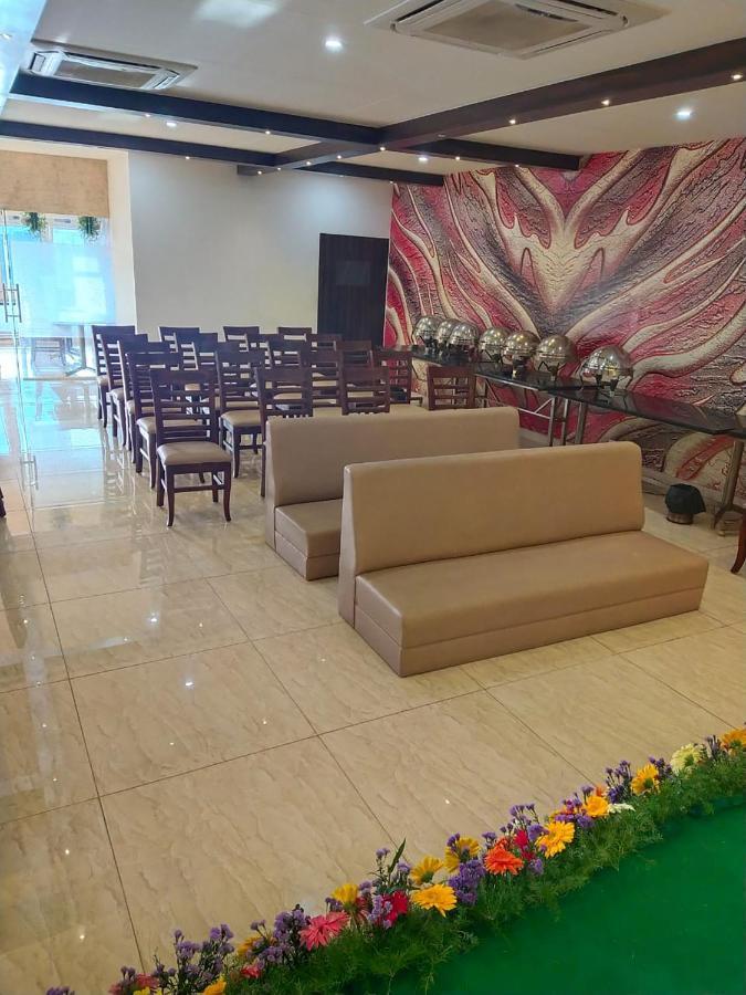 Kvr Capitol Suites Vijayawada Bagian luar foto