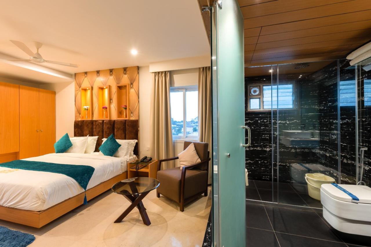 Kvr Capitol Suites Vijayawada Bagian luar foto