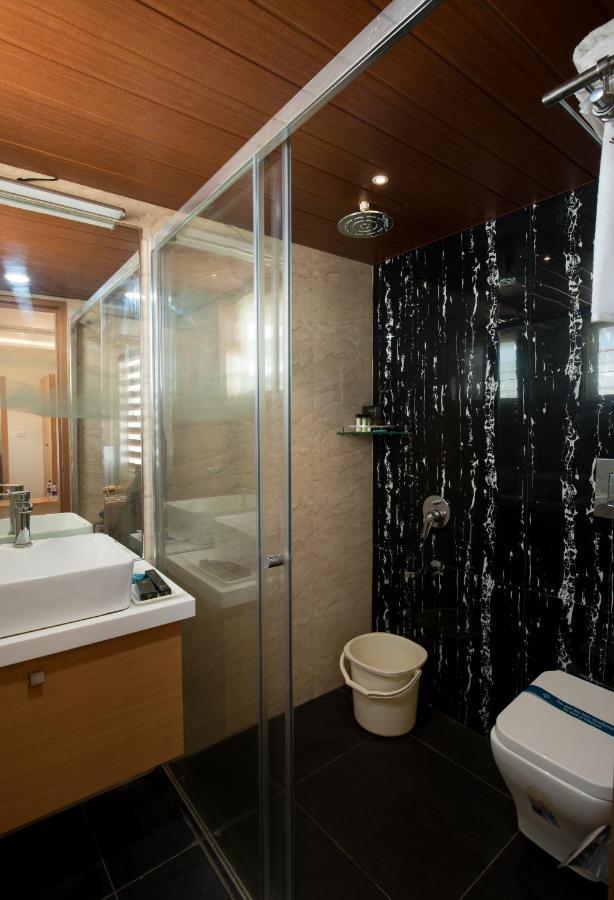 Kvr Capitol Suites Vijayawada Bagian luar foto