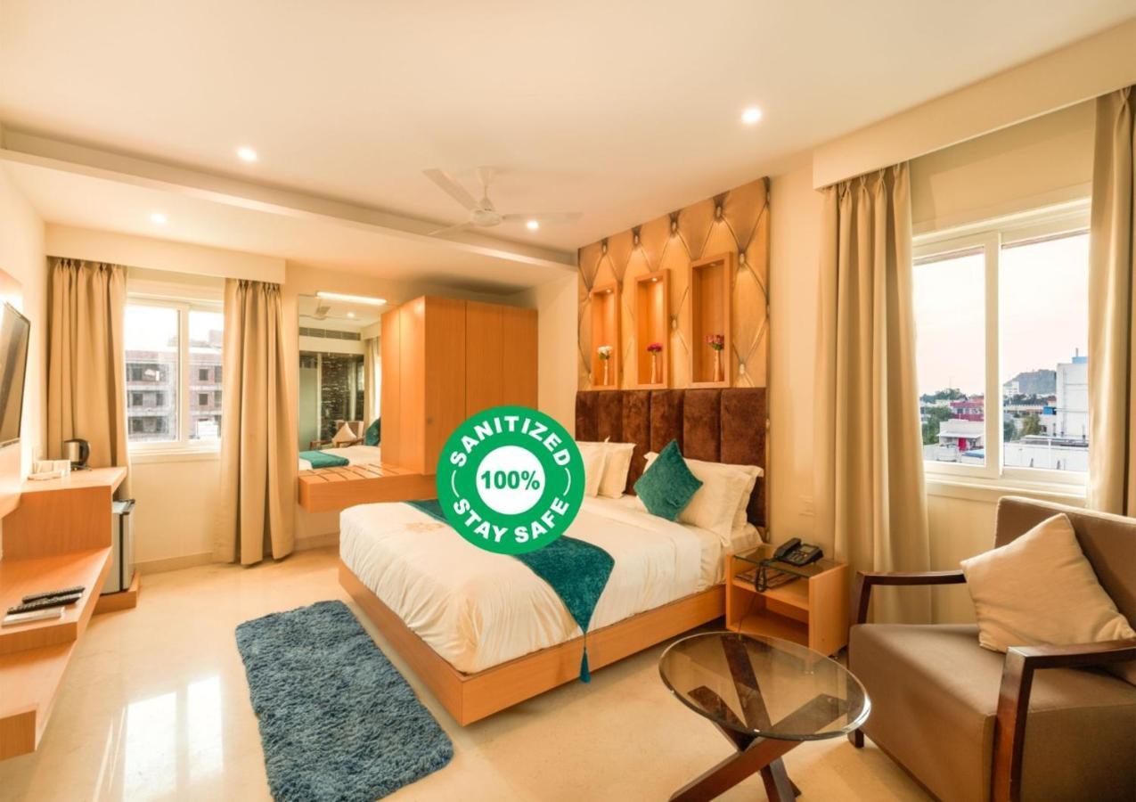Kvr Capitol Suites Vijayawada Bagian luar foto